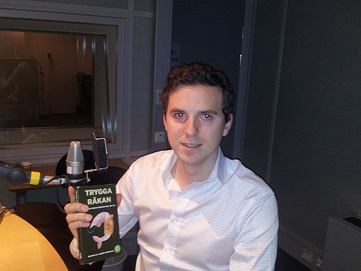 Jocke i radio med felsjunget