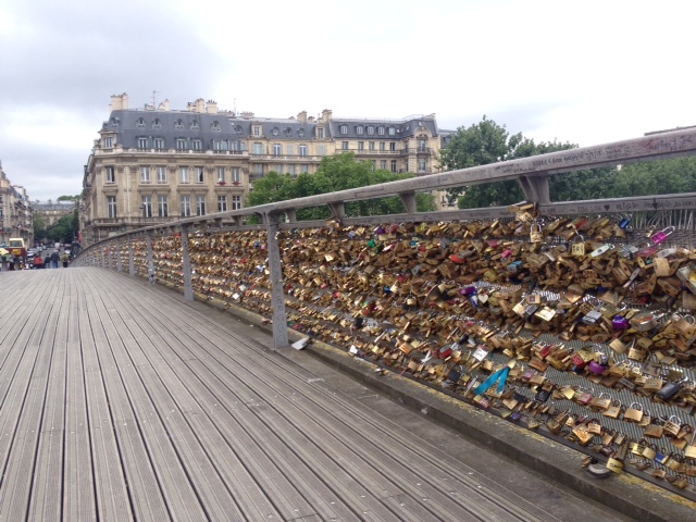 Alla broar är låsta