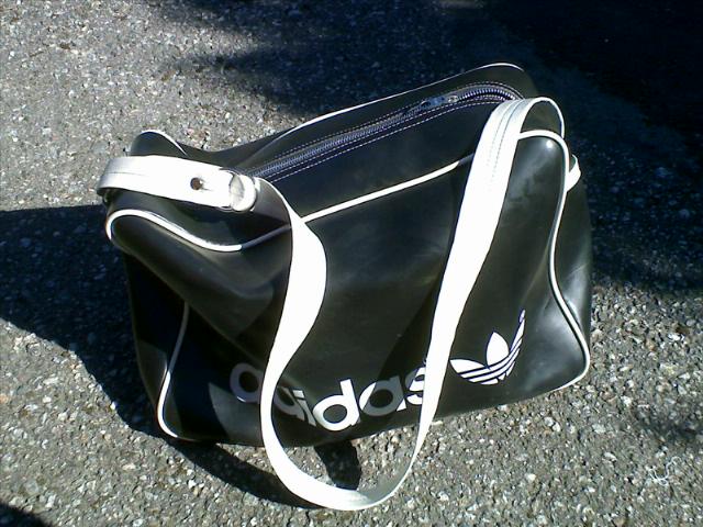 Adidasväskan är plastiskt guld