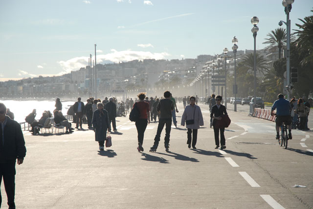 Rullskridskor längs stranden