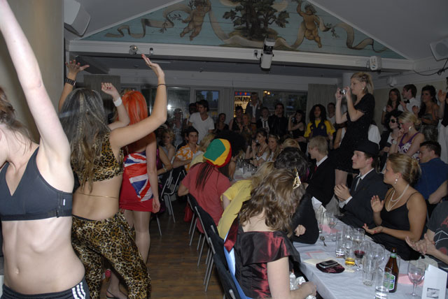 Supergirl på superparty